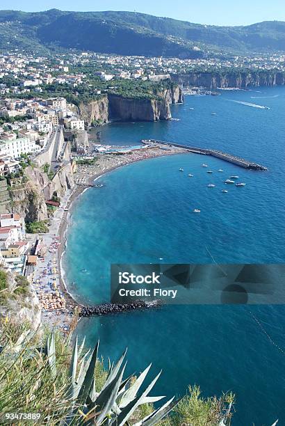 Costa De Sorrento Mar Playa Foto de stock y más banco de imágenes de Agosto - Agosto, Aire libre, Basin