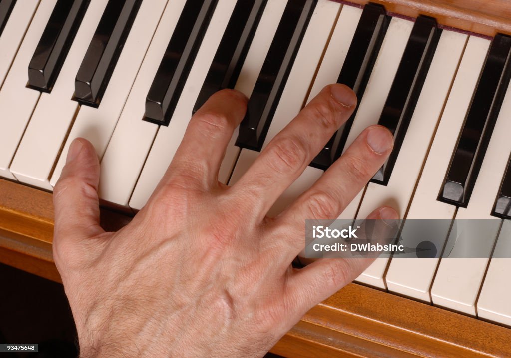 Tocando Piano - Foto de stock de Cantar libre de derechos