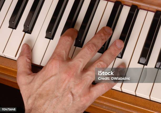 Tocando Piano Foto de stock y más banco de imágenes de Cantar - Cantar, Color - Tipo de imagen, Dedo animal