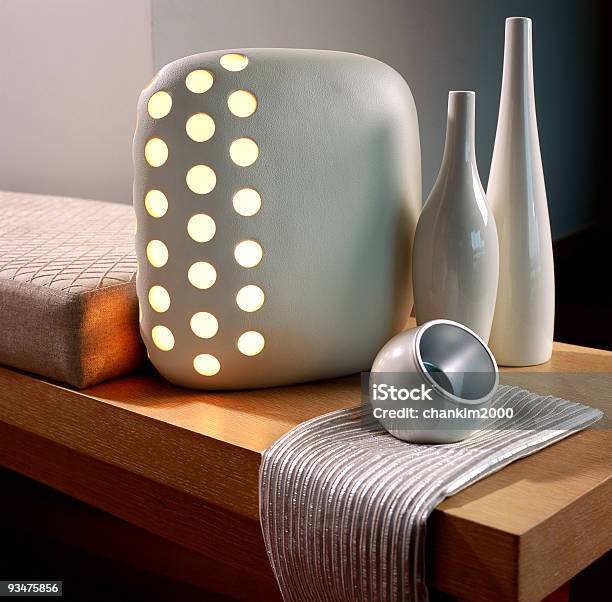 Elegante Lampe Auf Einem Tisch Stockfoto und mehr Bilder von Beleuchtet - Beleuchtet, Eleganz, Elektrische Lampe