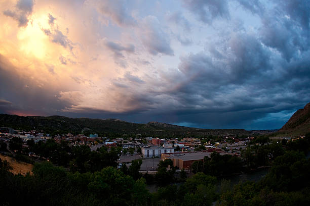 Pequena cidade de montanha antes de uma tempestade - foto de acervo