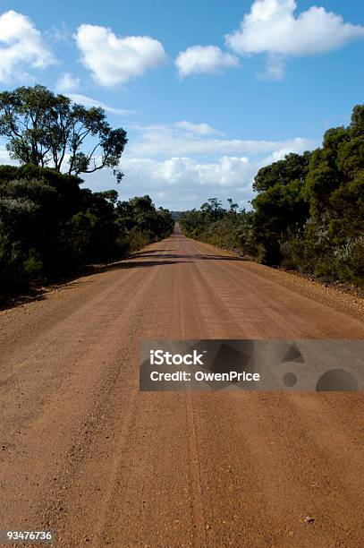 Outback Road To Nowhere Australien Stockfoto und mehr Bilder von Fluchtpunkt - Fluchtpunkt, Gerade, Schotterstrecke