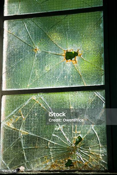 Vetro Rotto - Fotografie stock e altre immagini di Abbandonato - Abbandonato, Colore verde, Composizione verticale