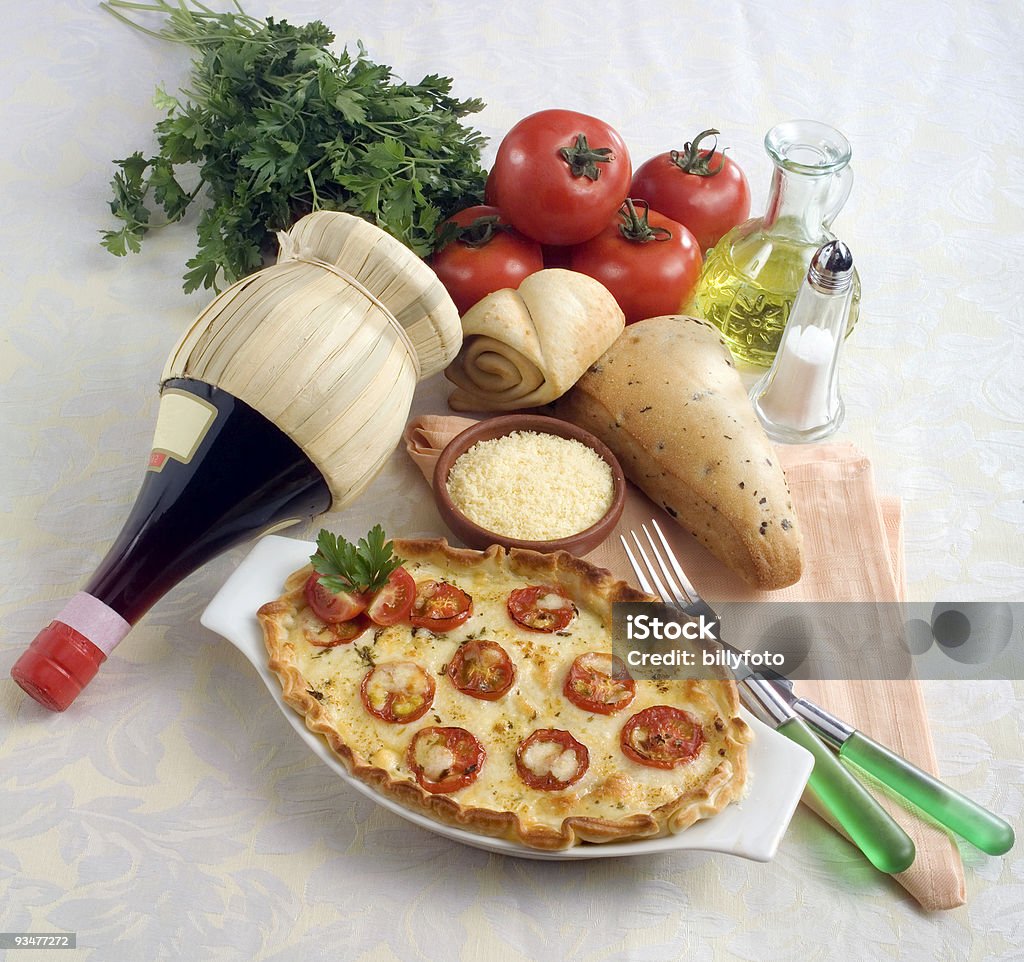 Итальянский сыр и Томатный киш - Стоковые фото Базилик роялти-фри
