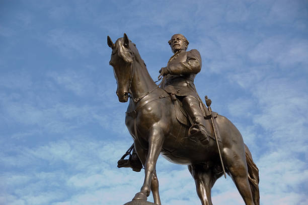 Robert E. Lee Statue of Robert E. Lee - Civil War General on the famous Monument Avenue of Richmond the general lee stock pictures, royalty-free photos & images