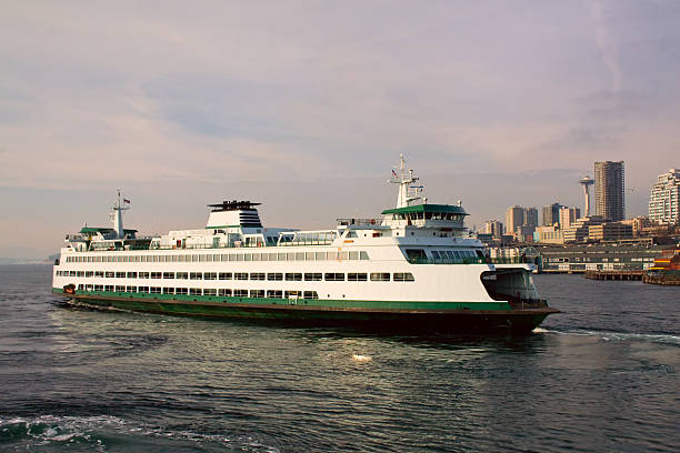 seattle hasta bremerton ferry - ferry fotografías e imágenes de stock