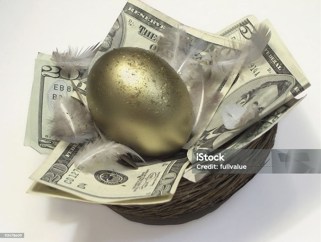 Nest Egg-Expressão anglo-saxônica - Foto de stock de Dourado - Descrição de Cor royalty-free