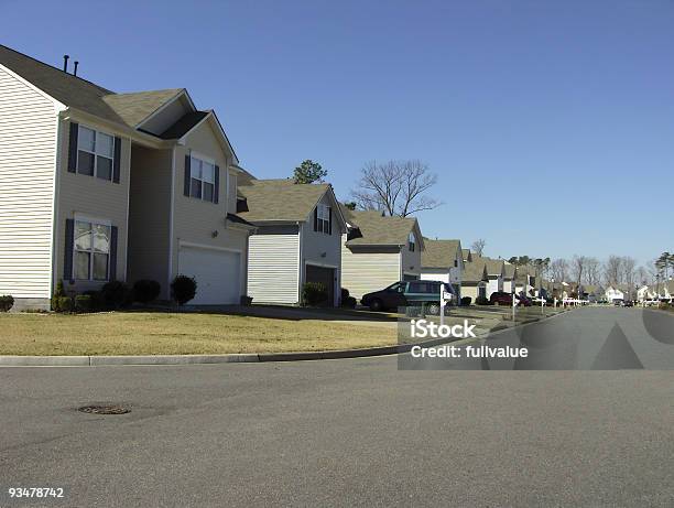 Suburbia - Fotografias de stock e mais imagens de Ao Ar Livre - Ao Ar Livre, Carro, Casa