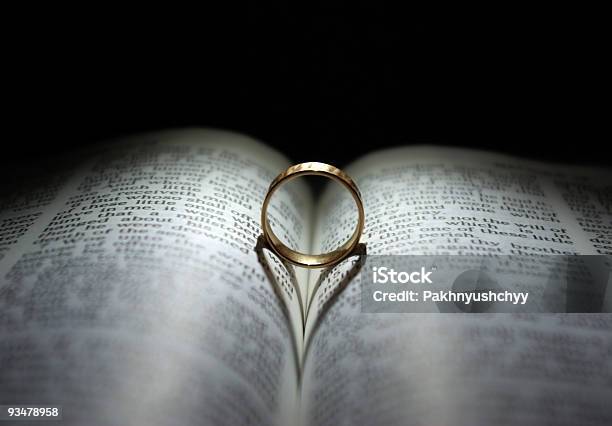 Ehering Und Bibel Stockfoto und mehr Bilder von Ehering - Ehering, Ring - Schmuck, Bibel