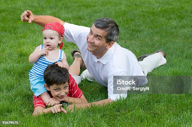 Foto de Pai E Seus Filhos No Parque e mais fotos de stock de 12-17 meses - 12-17 meses, 12-23 meses, Adulto