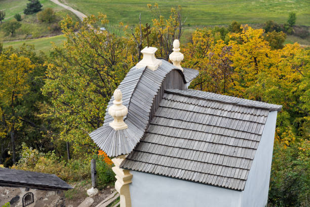 paisagem de outono com o calvário em banska stiavnica, eslováquia. - landmarks roof staircase landscape - fotografias e filmes do acervo