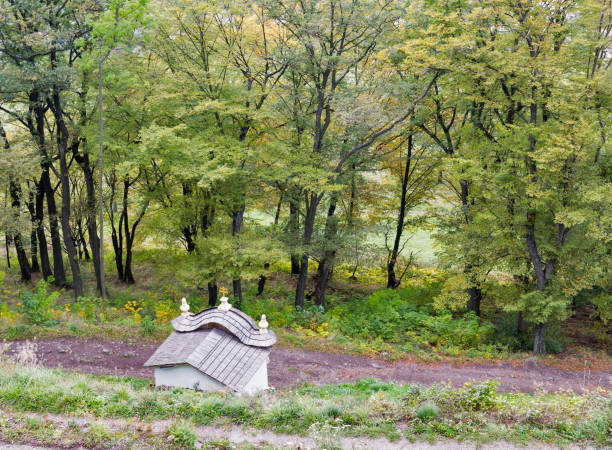 paisagem de outono com o calvário em banska stiavnica, eslováquia. - landmarks roof staircase landscape - fotografias e filmes do acervo