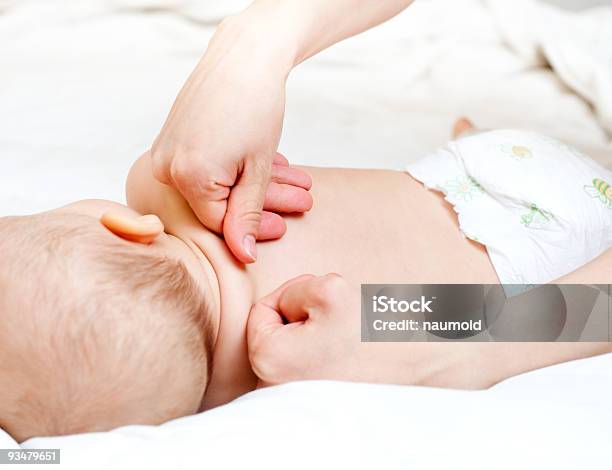 Masaje De Espalda Foto de stock y más banco de imágenes de Acostado - Acostado, Adulto, Asistencia sanitaria y medicina