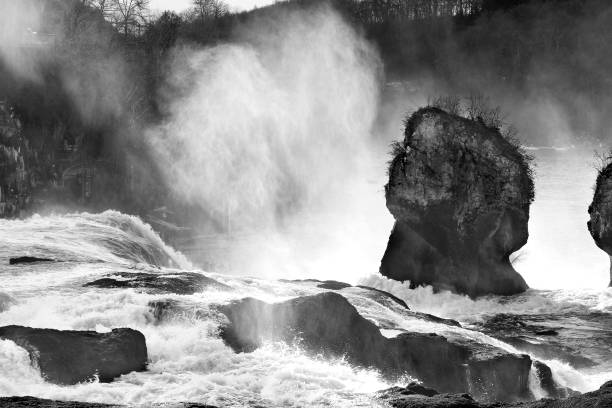 cataratas del rin, la cascada más grande en la niebla de invierno aumento redondo del centro rock ( - rhine river audio fotografías e imágenes de stock