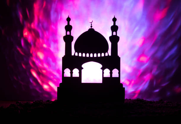 silhueta de mesquita, baseando-se em tons fundo nebuloso. fundo de ramadan kareem. mesquita ao pôr do sol. - international tourism trade fair - fotografias e filmes do acervo