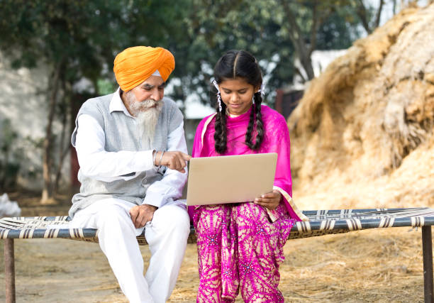 alter mann mit mädchen mit laptop - indian culture family senior adult asian ethnicity stock-fotos und bilder