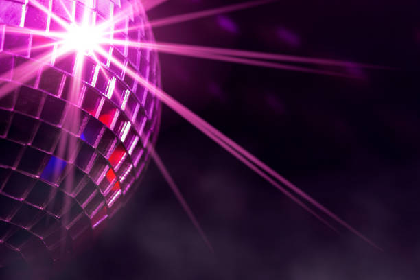 disco ball z fioletową gwiazdą pęknięcie i mgła w klubie - disco ball mirror shiny lighting equipment zdjęcia i obrazy z banku zdjęć
