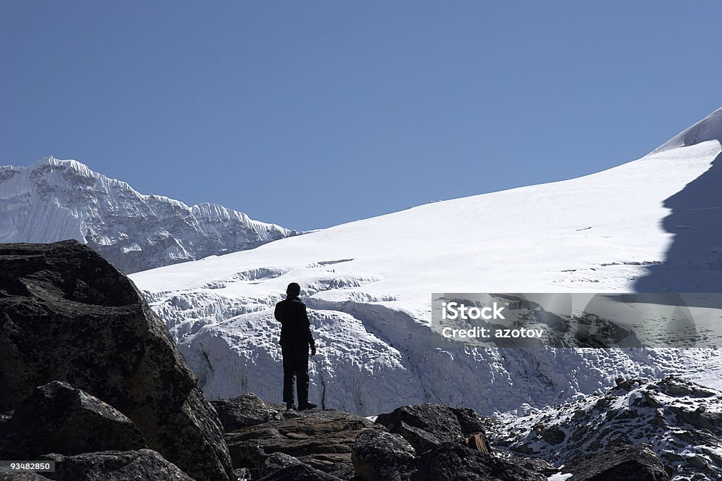 Wspinacz Patrząc na stoku góry, Himalaje - Zbiór zdjęć royalty-free (Alpinizm)