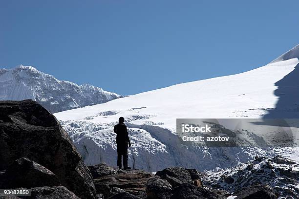 Wspinacz Patrząc Na Stoku Góry Himalaje - zdjęcia stockowe i więcej obrazów Alpinizm - Alpinizm, Azja, Badanie
