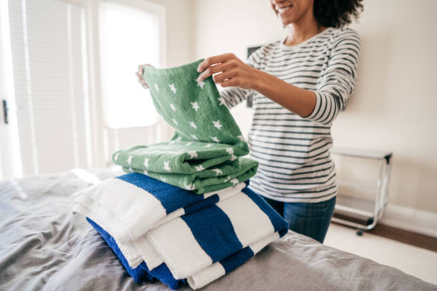 woman folding towels - mixing imagens e fotografias de stock