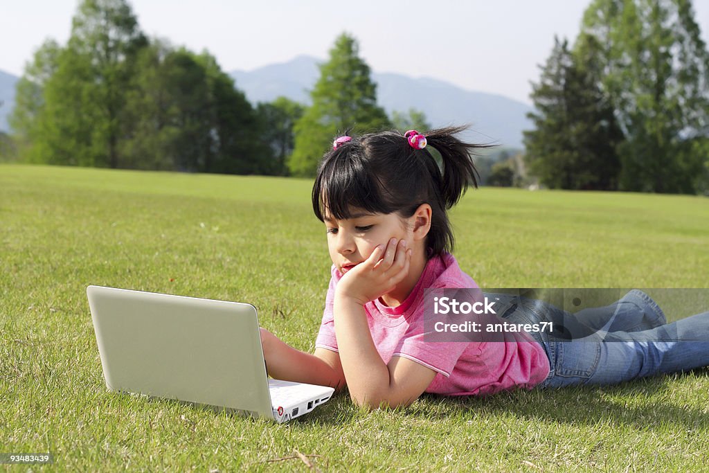 Menina com laptop - Foto de stock de Japão royalty-free