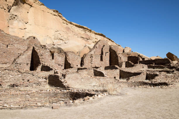 Rock cliff and ruins at Chaco Canyon National Historic Park in New Mexico Chaco canyon in New Mexico chaco culture national historic park stock pictures, royalty-free photos & images