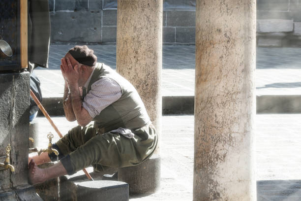 alter mann waschung in moschee vor dem beten istanbul türkei - istanbul people faucet turkey stock-fotos und bilder