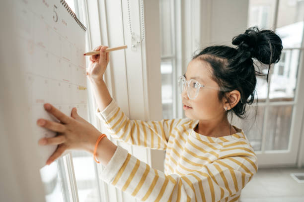 istock Girl with calendar 934843584