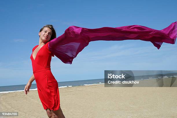 Junge Frau Am Strand Mit Roten Schal Verführerischen Stockfoto und mehr Bilder von Argentinien