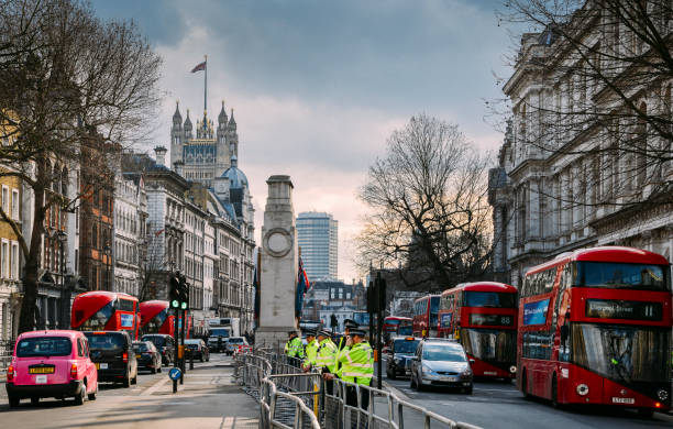 agents de la police métropolitaines rester vigilants devant le 10, downing street sur whitehall, city of westminster, londres, angleterre, royaume-uni - whitehall street downing street city of westminster uk photos et images de collection