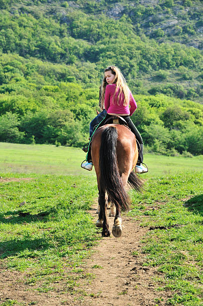 девушки на лошади - trail ride стоковые фото и изображения
