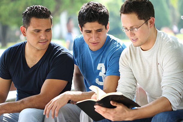聖書研究グループ - study bible group of people talking ストックフォトと画像