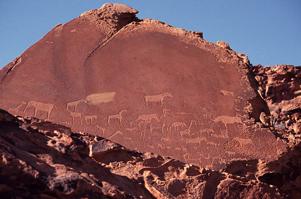 petroglifos, twyfelfontein - cave painting rock africa bushmen fotografías e imágenes de stock