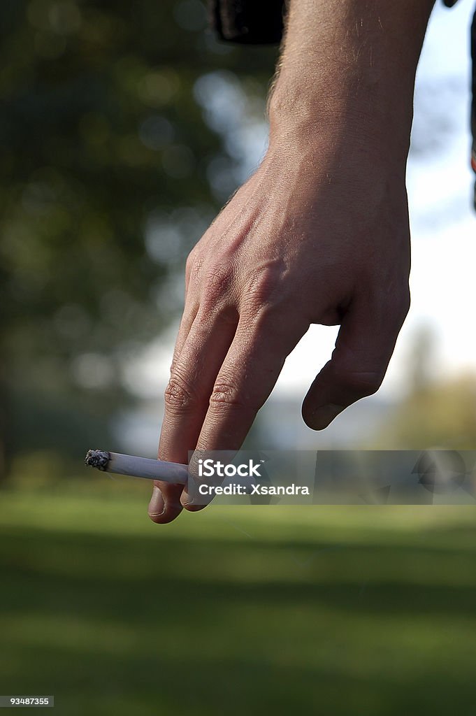 Hand mit Zigarette - Lizenzfrei Beleuchtungstechnik Stock-Foto