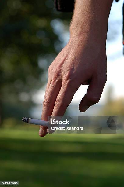 Foto de Mão Com Cigarro e mais fotos de stock de Adolescência - Adolescência, Adulto, Cigarro