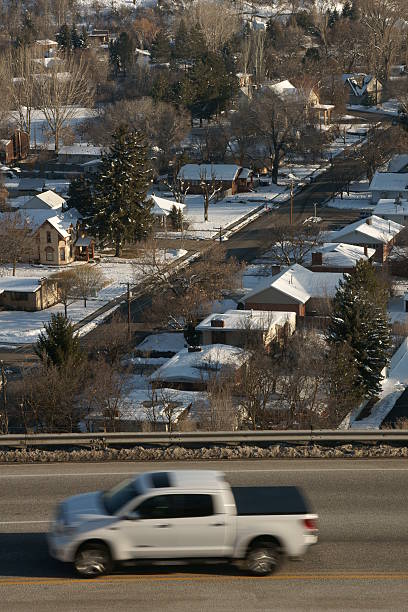 samochód na pokryte śniegiem miejska scena - street snow urban scene residential district zdjęcia i obrazy z banku zdjęć