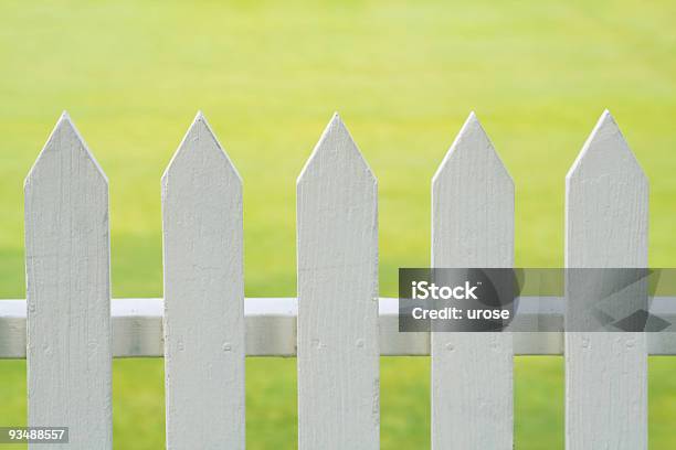 Steccato - Fotografie stock e altre immagini di Vicino di casa - Vicino di casa, Staccionata, Ambientazione esterna