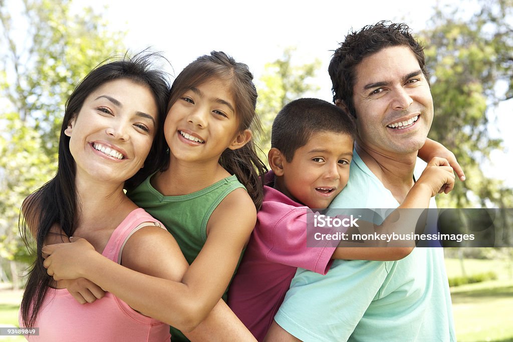 Giovane famiglia divertendosi nel parco - Foto stock royalty-free di Famiglia