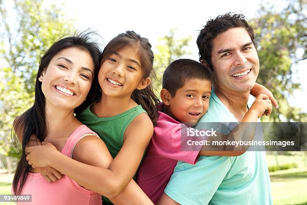 Giovane Famiglia Divertendosi Nel Parco - Fotografie stock e altre immagini di Famiglia - Famiglia, Etnia latino-americana, Gruppo multietnico