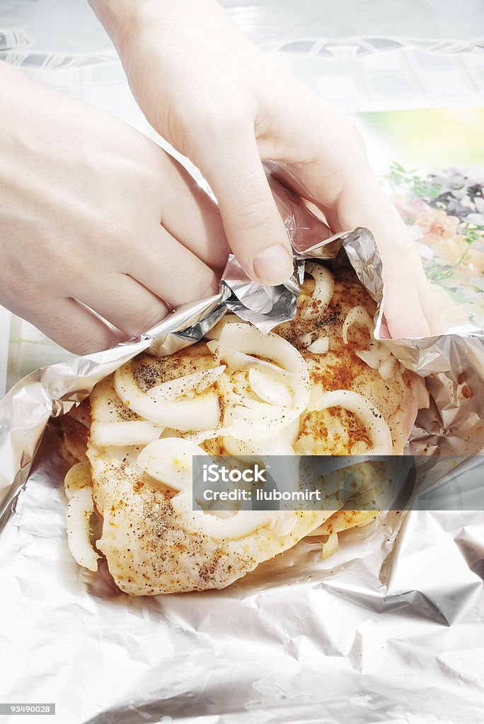 Ręce do pakowania w folię Mięso z kurczaka - Zbiór zdjęć royalty-free (Folia)