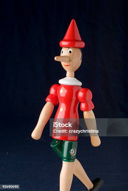 Pinocchio Pasos Con Trazado De Recorte Foto de stock y más banco de imágenes de Artesanía - Artesanía, Color - Tipo de imagen, Cuento de hadas