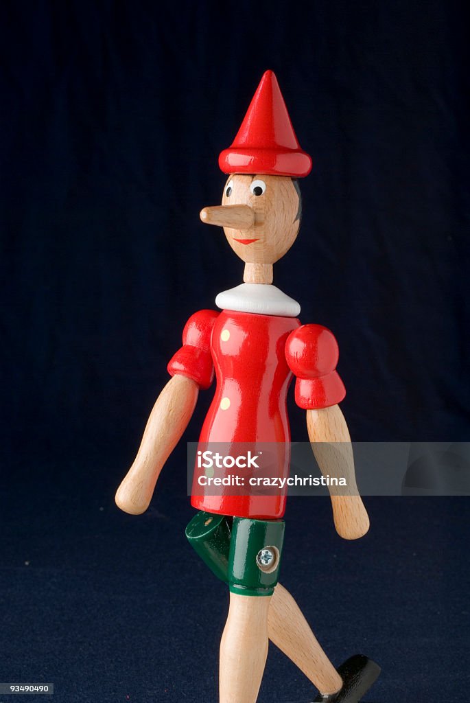 Pinocchio a piedi, clipping path - Foto stock royalty-free di Artigianato