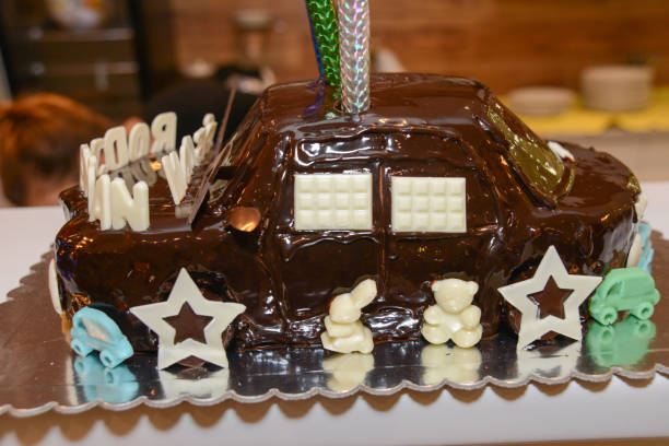 istock Boys Birthday Cake Car 934906676