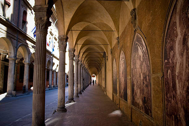 arche de l'architecture en perspective de l'italie, bologne - florence italy ancient past architecture photos et images de collection