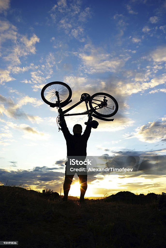 Silhouette di un motociclista. Tramonto. - Foto stock royalty-free di Acciaio