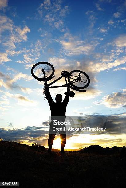 Silhouette Di Un Motociclista Tramonto - Fotografie stock e altre immagini di Acciaio - Acciaio, Alluminio, Ambientazione esterna