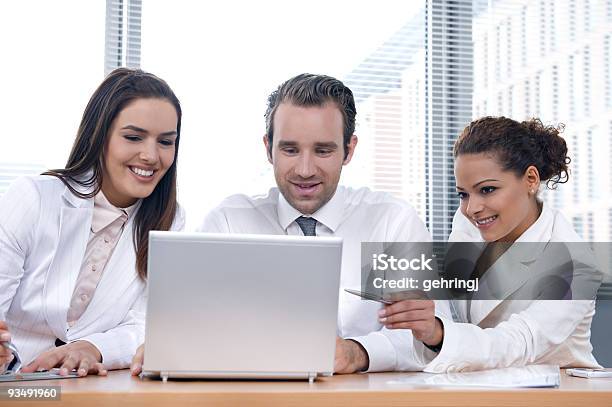 Business Consulting Stockfoto und mehr Bilder von 25-29 Jahre - 25-29 Jahre, Anzug, Arbeiten