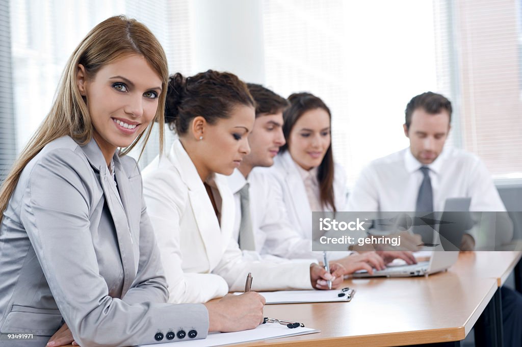 Geschäftsleute sitzen zusammen in den Meetingräumen - Lizenzfrei Anzug Stock-Foto