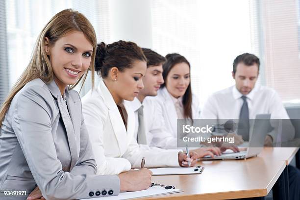 Geschäftsleute Sitzen Zusammen In Den Meetingräumen Stockfoto und mehr Bilder von Anzug