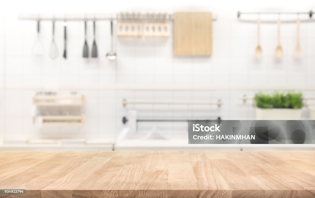 Holz Tischplatte auf Küche Zimmer Hintergrund weichzeichnen - Lizenzfrei Küche Stock-Foto